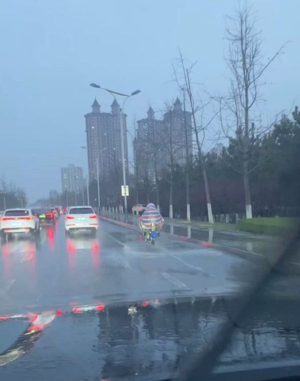 篷布當(dāng)做雨衣.jpg